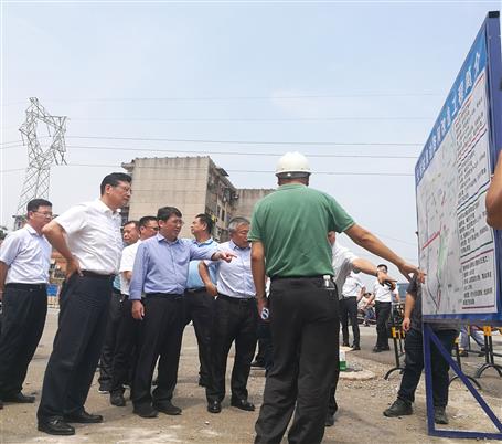 鄭俊康、吳煒到火車站周邊路網(wǎng)改造工程調(diào)研