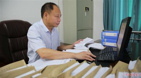 初心不改　本色不褪——記廣西勤廉榜樣、河池市紀(jì)委副書記、監(jiān)委副主任黃振林