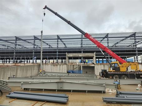 【奮戰(zhàn)三季度 打贏攻堅戰(zhàn)】冶建第四分公司內(nèi)蒙古項目2#冷庫鋼結(jié)構(gòu)首吊成功！